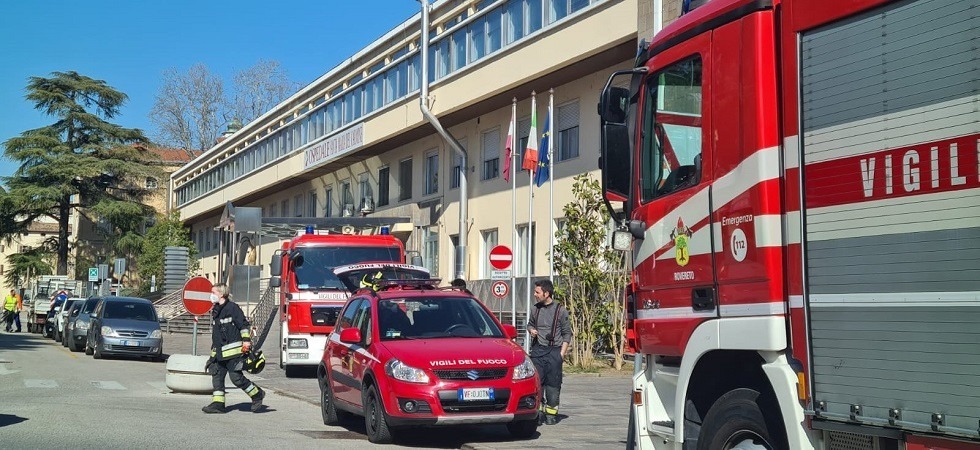 Fumo all’ospedale di Rovereto: vigili del fuoco in azione